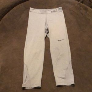 NWOT Nike Women’s Nike Pro 3/4 tights. Grey Medium